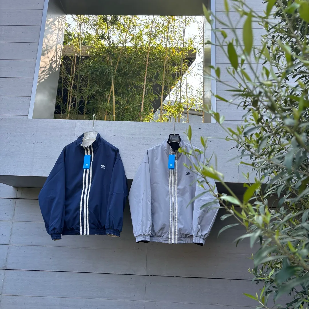 🈴2 color collection/reversible thin jacket📝𝟭𝟬𝟲𝟴𝟳# Exclusive real shot/difference between various stolen pictures and online version on the market [Top version·Adidas clover men and women Same Stylel H REV JKT jacket official website synchronization] ✅Full set of 1:1 customized accessories ➕Customized three-label ➕𝗬𝘂𝗮𝗻 version hang tag ➕𝗹𝗼𝗴𝗼 packaging bag🔥 ➕Scan the tag to enter the official website. ✅The top version, ins Xiaohongshu has many bloggers wearing it. ✅Adi’s absolute Hot Sale star Same Style details are online, feel free to compare! Classic embroidery on the chest, fixed color and classic three-bar stripes, Classic will never go out of style! Versatile is not picky, the original model is perfect for the upper body, so buy it with your eyes closed! "Self-view of quality control with real photos of store owner's details" What you see is what you get # Full text real photos 📷 Never save a penny of cost! ! ! ⭕The high version of the best products🐮is different from the junk products in the market🗯️The same picture but different prices means different versions. ❌Don’t be fooled by the same copywriters and pirated pictures from outside that mix and distribute high-luxury pictures at low prices. After comparing the quality, you will know where the gap is. Don’t lie. I don’t guarantee that my products are the cheapest, but I definitely guarantee that they are worth every penny of your hard-earned money! ‼ ️We don’t slash prices or lower prices, we supply products with heart and only make high-end versions!!! Breasts Jimei must see the details of my home clearly, the pictures of my home are all taken by the owner himself❤️ Color: Black White Size: S-XXL